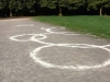 Installation \'Sand\', Vogelsand auf Wiese, ca. 700x400cm, Blücherpark Köln, 2006 (Foto Elise Teitz)